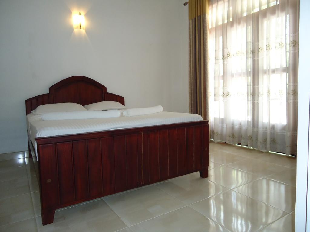 Hotel T & T Anuradhapura Habitación foto
