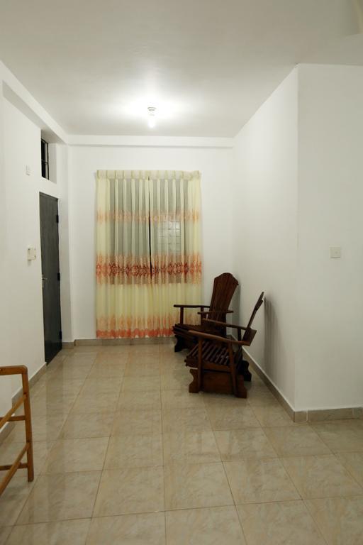 Hotel T & T Anuradhapura Habitación foto