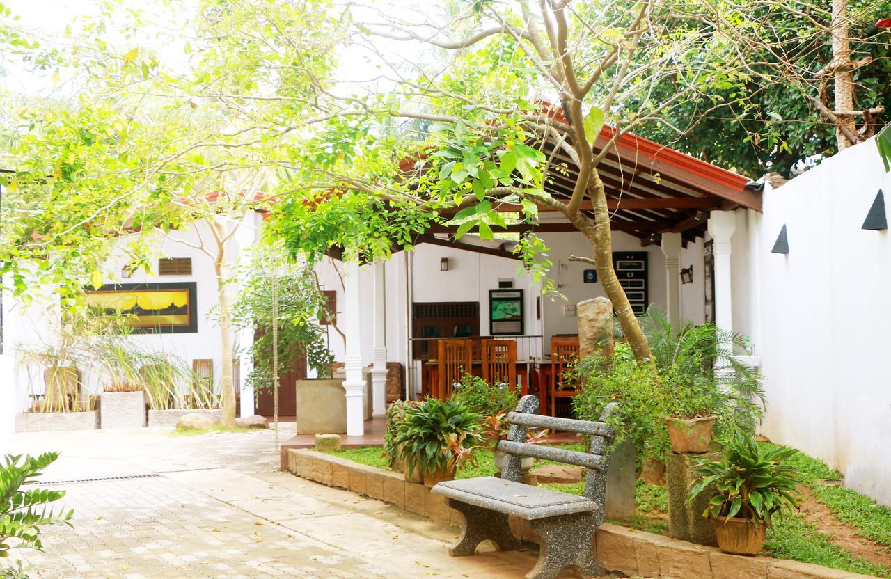 Hotel T & T Anuradhapura Exterior foto